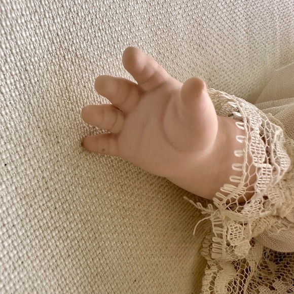 1992 GUNNY, 10 1/2” PORCELAIN DOLL WITH CLOTH BODY. - Picture 6 of 14